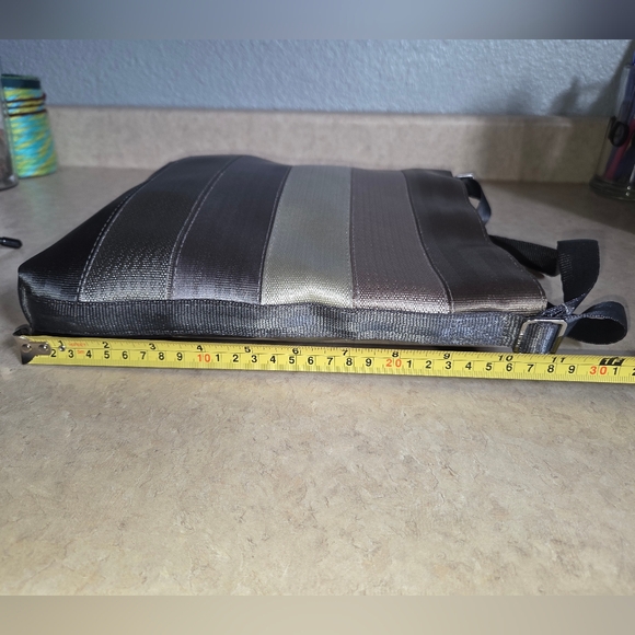 Harveys Original Seatbelt streamline medium cross-body bag neutral colors - Picture 7 of 13